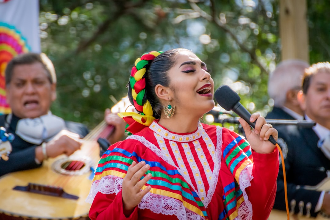 Native Spanish speaker voice comparison between celebrity examples showing quality differences